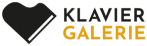 Klavier-Galerie-Logo - Die Illustration eines Flügels von oben, die Worte "Klavier" und "Galerie" in Versalien, in Schwarz und Orange